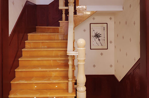 泸水中式别墅室内汉白玉石楼梯的定制安装装饰效果